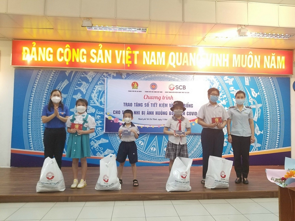 Trao 20 sổ tiết kiệm của Thanh niên Hải quan cho trẻ em mồ côi tại TPHCM