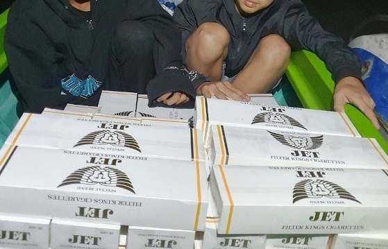 Bắt quả tang 2 thanh niên vận chuyển 2.000 bao thuốc lá lậu