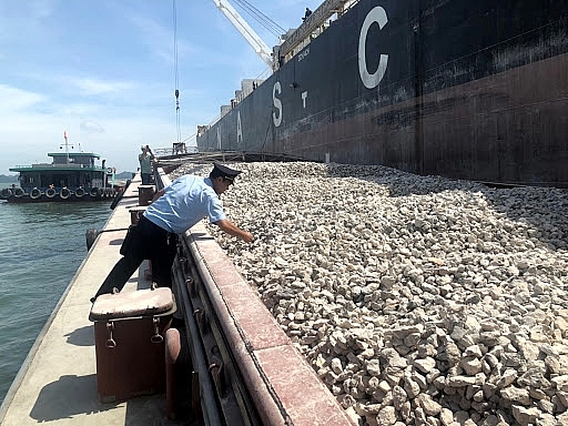 Công chức  Chi cục Hải quan cảng Cẩm Phả thực hiện kiểm hóa đá vôi tại khu vực Hòn Nét (TP Cẩm Phả).	Ảnh: ST