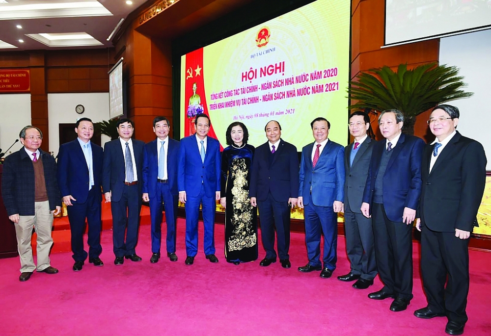 Thủ tướng Nguyễn Xuân Phúc chụp ảnh lưu niệm với các đại biểu tham dự Hội nghị triển khai nhiệm vụ năm 2021 ngành Tài chính.