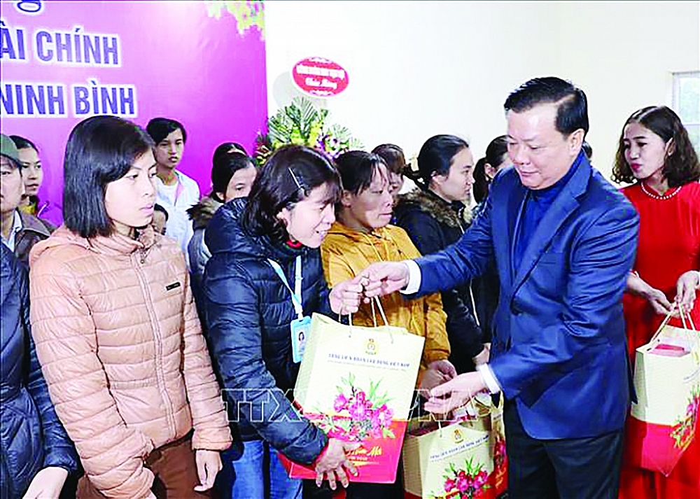 Bộ trưởng Bộ Tài chính  Đinh Tiến Dũng tới thăm, chúc Tết và tặng quà cho công nhân có hoàn cảnh khó khăn tại Công ty TNHH may Vạn Lợi (Ninh Bình), ngày 19/1/2020.