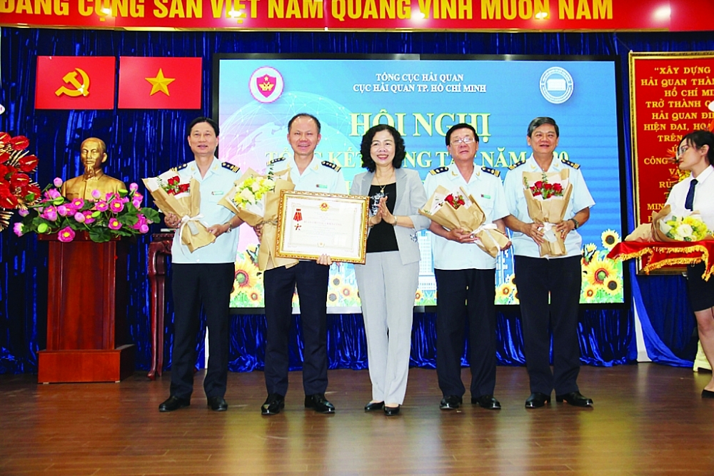 Thứ trưởng Bộ Tài chính Vũ Thị Mai thừa uỷ quyền trao Huân chương Chiến công hạng Nhất cho Cục Hải quan TPHCM ngày 29/12/2020. 	Ảnh: T.H