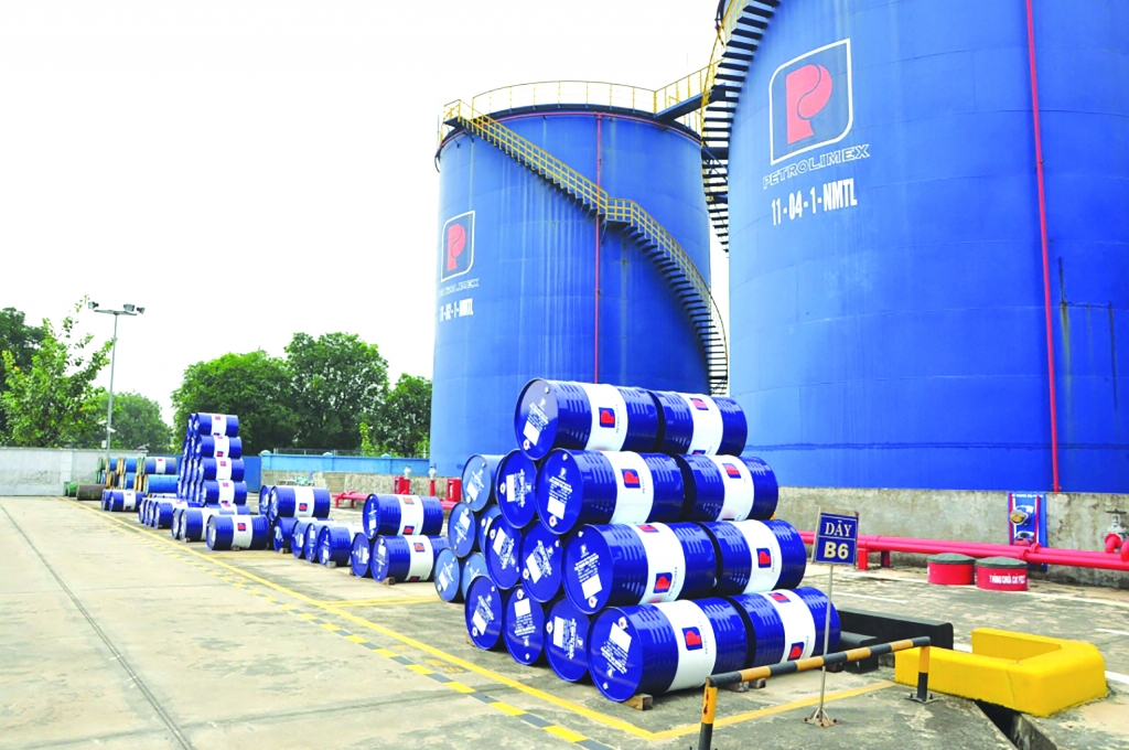 Tập đoàn Xăng dầu Việt Nam đã ký kết các hợp đồng NK để bảo đảm cung ứng xăng dầu cho thị trường. 	Ảnh: ST