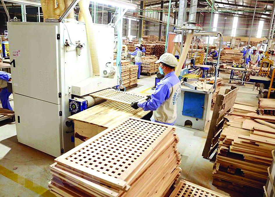 Sản xuất đồ gỗ xuất khẩu sang thị trường EU tại Công ty CP WOODSLAND Tuyên Quang. 	Ảnh: TTXVN