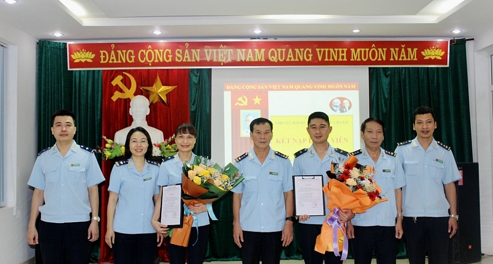Lễ kết nạp đảng viên mới tại Chi cục Hải quan cửa khẩu Cha Lo	Ảnh: đơn vị cung cấp
