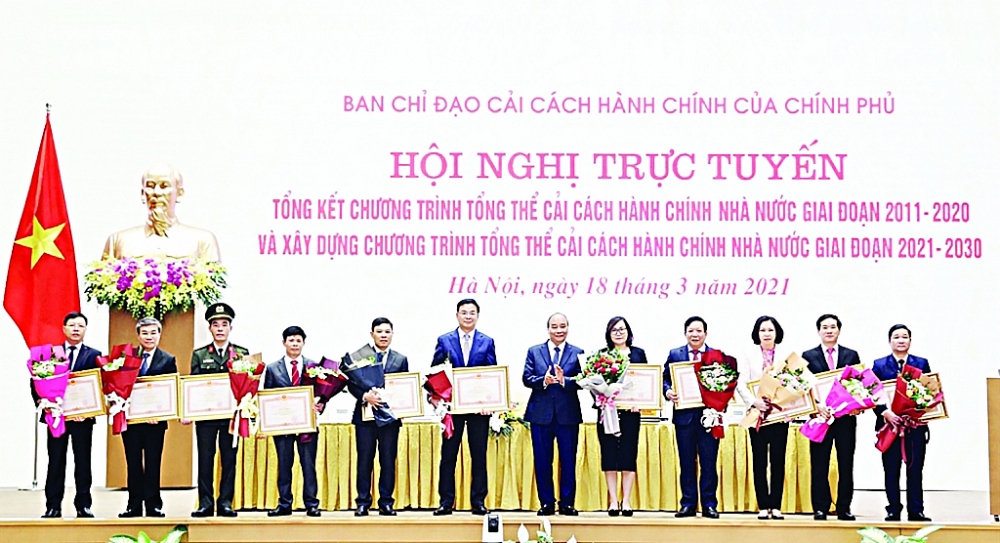 Phó Tổng cục trưởng Tổng cục Hải quan Nguyễn Dương Thái (đứng thứ 2 từ trái qua) đại diện cho Hải quan Việt Nam nhận Bằng khen của Thủ tướng Chính phủ trao tặng vì có thành tích xuất sắc trong công tác cải cách hành chính nhà nước giai đoạn 2011 - 2020.