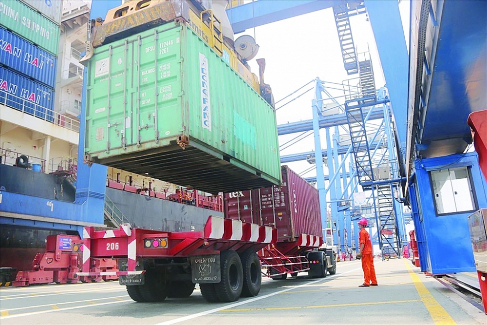 Bốc xếp hàng hóa xuất nhập khẩu tại cảng Cát Lái. 	Ảnh: Anh Tú