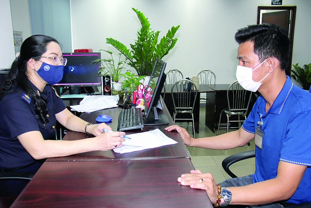 Công chức Hải quan sân bay Tân Sơn Nhất hướng dẫn thủ tục cho doanh nghiệp.	Ảnh: T.H