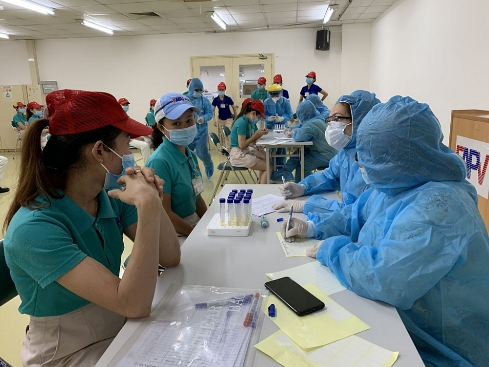 Ngành y tế TPHCM tổ chức xét nghiệm sàng lọc Covid-19 ngẫu nhiên cho công nhân tại KCX Tân Thuận. Ảnh HCDC