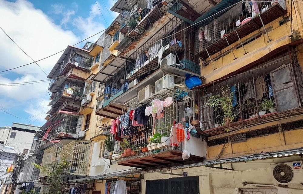 Qua nhiều năm tồn tại, đến nay nhiều dãy nhà chung cư cũ đã xuống cấp nghiêm trọng với mức độ nguy hiểm cao... 	Ảnh: Vietnam+