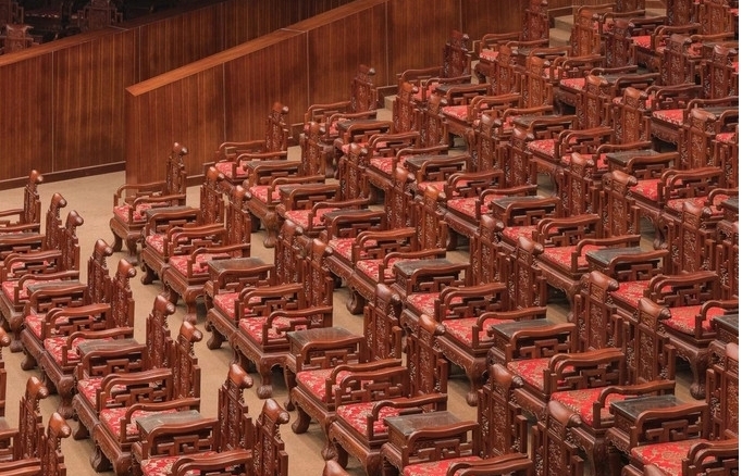 Những hàng ghế gỗ trong nhà hát