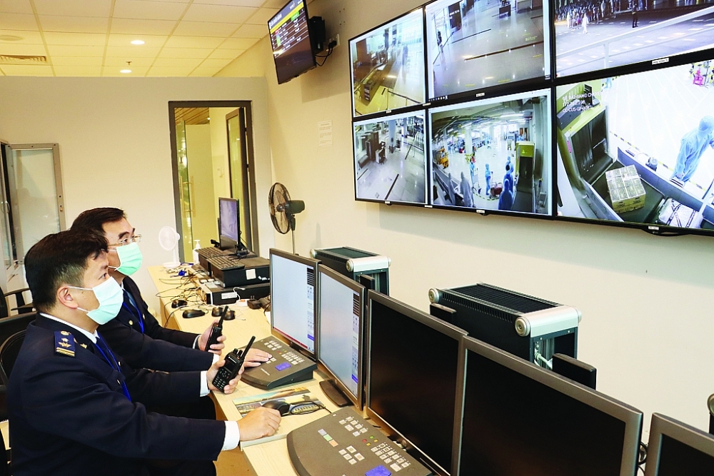 Công chức Hải quan Quảng Ninh thực hiện giám sát qua hệ thống camera tại sân bay Vân Đồn. 	Ảnh: Quang Hùng