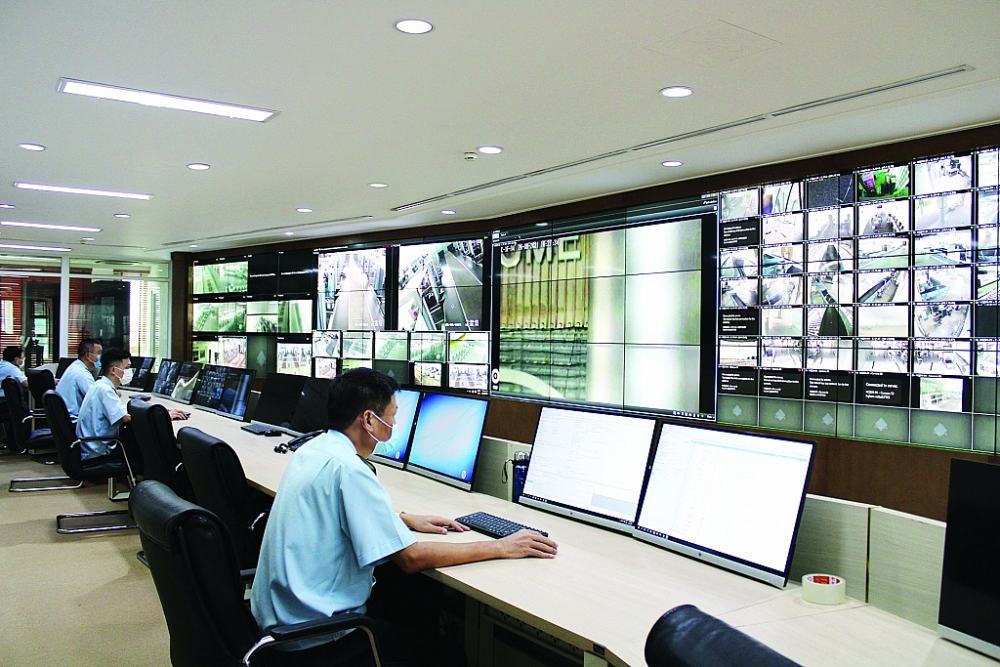 Mọi hoạt động thông quan tại các cửa khẩu đều được giám sát chặt chẽ tại Trung tâm giám sát trực tuyến tại trụ sở Tổng cục Hải quan (ảnh chụp ngày 26/8/2021).	 Ảnh: H.Nụ