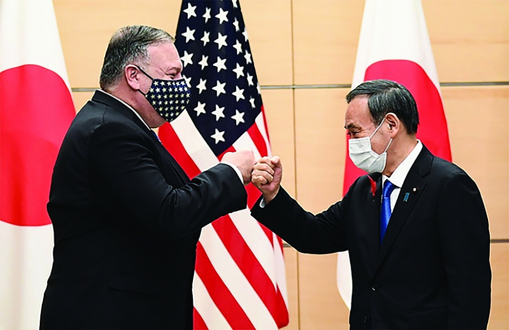 Thủ tướng Nhật Bản Yoshihide Suga và Ngoại trưởng Mỹ Mike Pompeo chào nhau trước khi bước vào hội đàm.