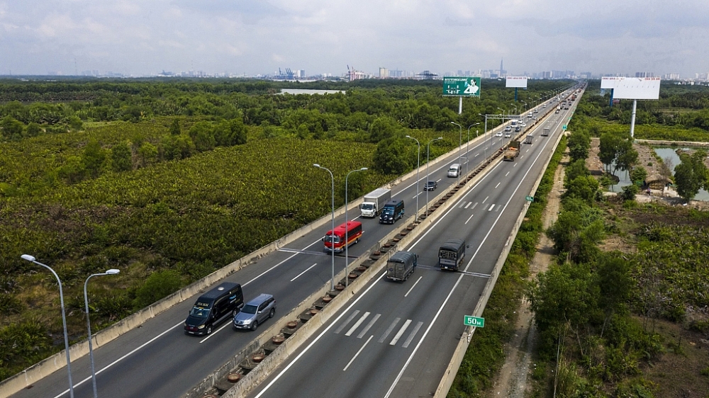 Nếu thực hiện thu phí dịch vụ đường cao tốc với mức thu là 1.000 đồng/km/xe tiêu chuẩn, dự kiến hàng năm sẽ thu được khoảng 2.142 tỷ đồng.	Ảnh: S.T