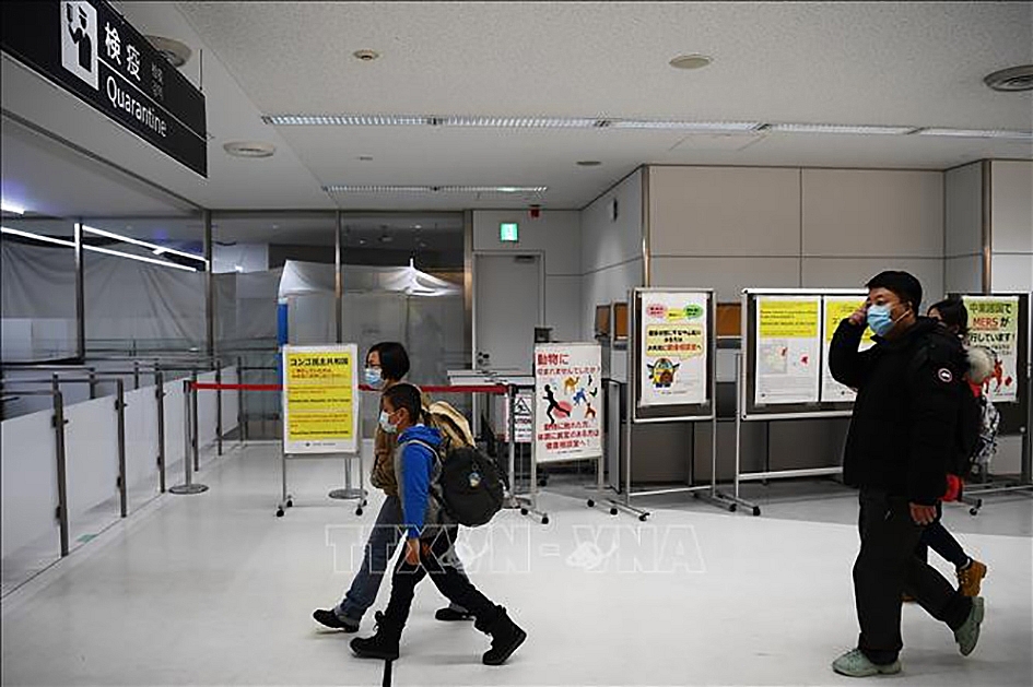 Hành khách tới khu vực kiểm dịch tại sân bay