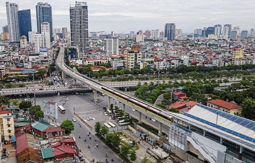 Chạy thử vận hành đoàn tàu Nhổn-ga Hà Nội đoạn trên cao. (Ảnh: CTV/Vietnam+)