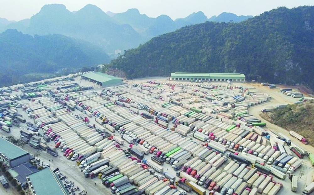 Lượng hàng hóa ùn ứ tại bến bãi, dọc quốc lộ ở khu vực cửa khẩu Tân Thanh ước tính lên tới trên 4.000 container. 	Ảnh: ST