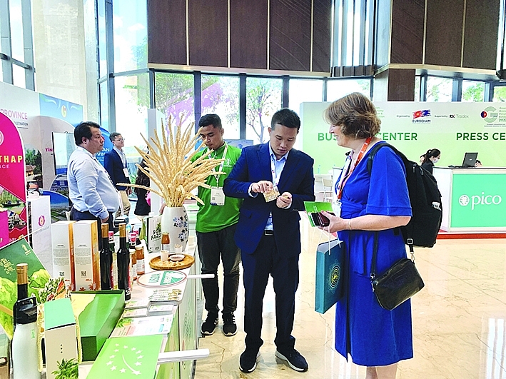 Đại diện của Sokfarm giới thiệu các sản phẩm chế biến sâu từ mật hoa dừa . 	Ảnh: N.H
