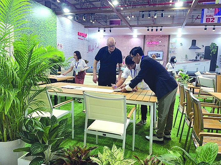 Hầu hết các DN chế biến gỗ Việt Nam phải xuất khẩu gỗ và sản phẩm gỗ thông qua thương hiệu của các DN nước ngoài. 	Ảnh: N.H