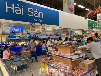 TPHCM: Khách tới siêu thị tăng mạnh, hàng hoá vẫn dồi dào