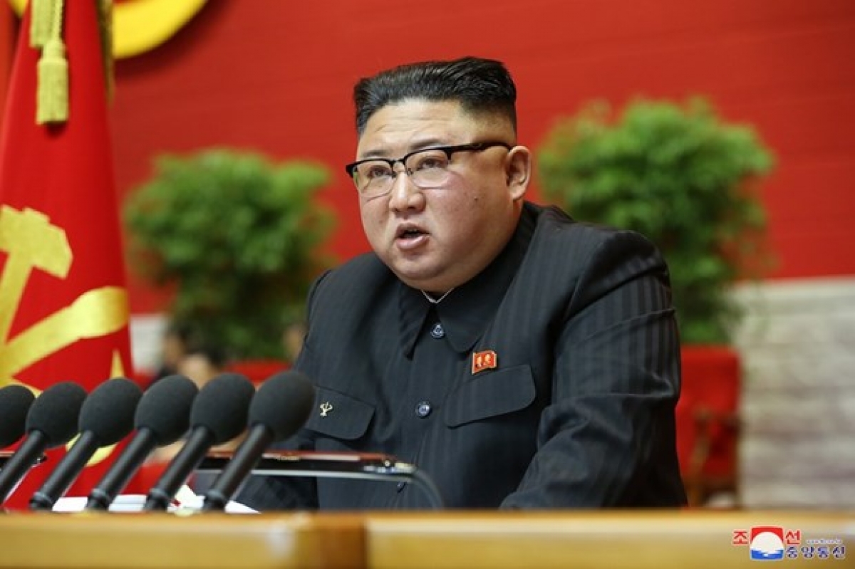 Chủ tịch Đảng Lao động Triều Tiên, Chủ tịch Ủy ban Quốc vụ Cộng hòa DCND Triều Tiên, nhà lãnh đạo Kim Jong-un đọc báo cáo khai mạc Đại hội lần thứ 8 đảng Lao động Triều Tiên. Ảnh: KCNA