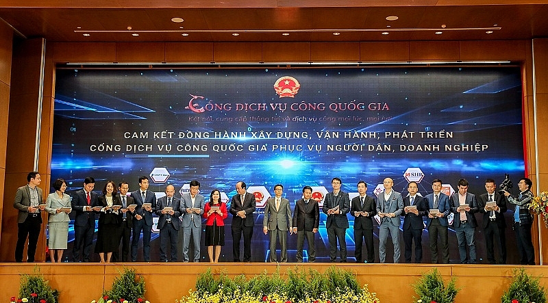 Dưới sự chứng kiến của Phó Thủ tướng Chính phủ Vũ Đức Đam và Bộ trưởng Chủ nhiệm Văn phòng Chính phủ Mai Tiến Dũng, ông Nguyễn Hải Long-PTGĐ Agribank ký cam kết đồng hành xây dựng, vận hành, phát triển Cổng DVCQG phục vụ người dân, doanh nghiệp.