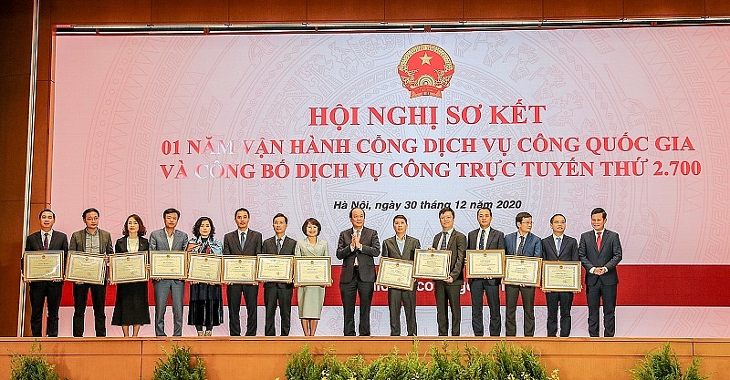 Ông Nguyễn Hải Long-PTGĐ Agribank (thứ tư từ trái sang) nhận Bằng khen của Bộ trưởng, Chủ nhiệm Văn phòng Chính phủ Mai Tiến Dũng ghi nhận trong việc kết nối cung cấp dịch vụ thanh toán trên Cổng DVCQG năm 2020.