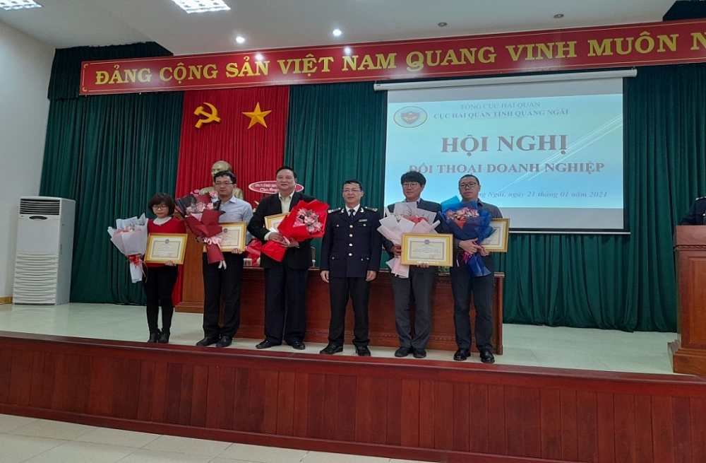 Cục Trưởng Vũ Văn Hải trao tặng giấy khen và quà cho các doanh nghiệp.