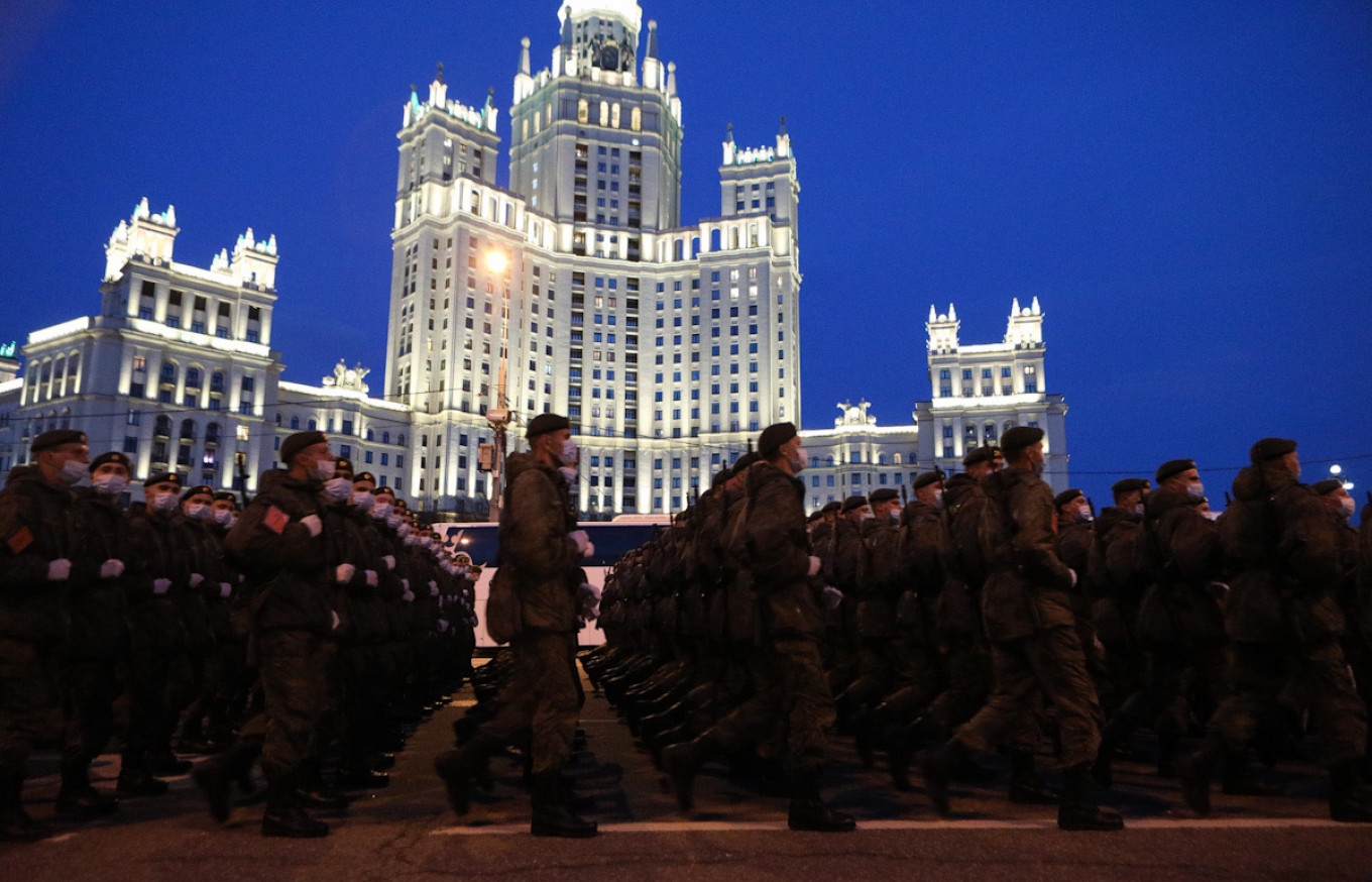 Choáng ngợp quân đội Nga diễn tập chuẩn bị lễ duyệt binh Ngày Chiến thắng