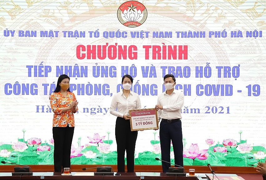 Phó TGĐ Nguyễn Thị Phượng đại diện Agribank trao kinh phí ủng hộ công tác phòng, chống dịch Covid-19.