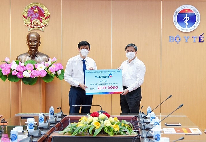 Đồng chí Lê Đức Thọ - Ủy viên BCH Trung ương Đảng, Bí thư Đảng ủy, Chủ tịch HĐQT VietinBank trao ủng hộ 25 tỷ đồng mua vắc xin.