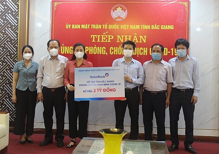 Đại diện VietinBank trao ủng hộ 2 tỷ đồng phòng, chống dịch COVID-19 tại Bắc Giang.