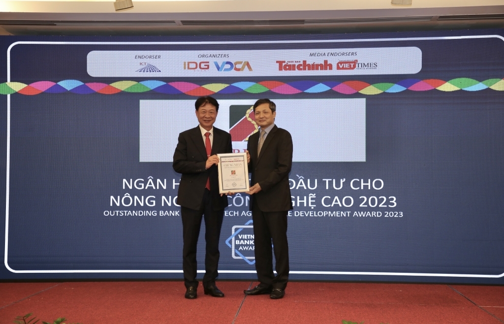 Agribank được vinh danh 3 giải thưởng ngân hàng Việt Nam tiêu biểu năm 2022