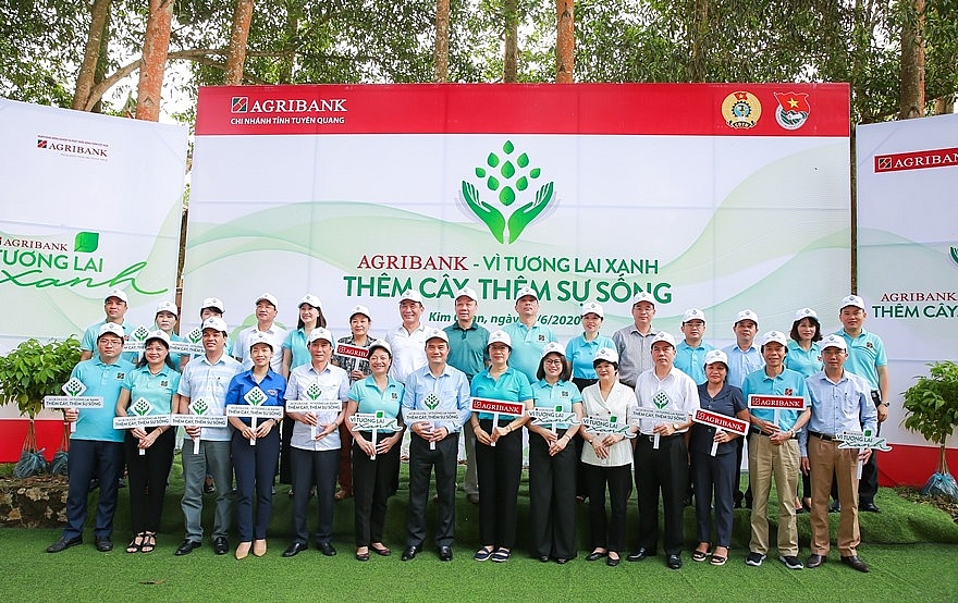 Phát động chương trình trồng cây xanh "Agribank - Vì tương lai xanh - Thêm cây, thêm sự sống" phat dong chuong trinh trong cay xanh agribank vi tuong lai xanh them cay them su song