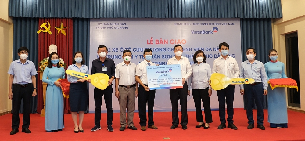 VietinBank trao biển tượng trưng tài trợ 2 xe cứu thương cho Bệnh viện Đà Nẵng, Trung tâm Y tế quận Sơn Trà, TP. Đà Nẵng.