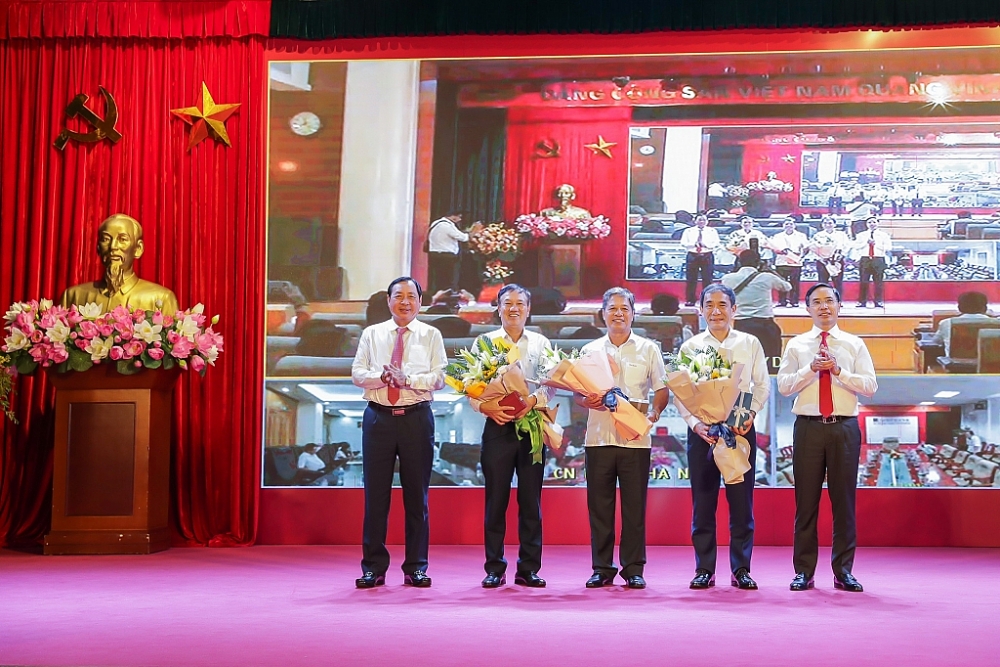 Ban Lãnh đạo Agribank tặng hoa tri ân các Đồng chí là Thành viên HĐTV, Lãnh đạo các Ban, Trung tâm tại TSC, Giám đốc Chi nhánh loại I nghỉ hưu theo chế độ.