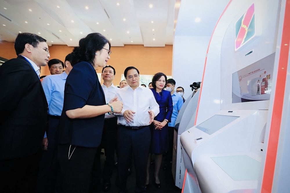 Thủ tướng Chính phủ Phạm Minh Chính thăm gian hàng của Agribank tại sự kiện “Ngày chuyển đổi số Ngành Ngân hàng”