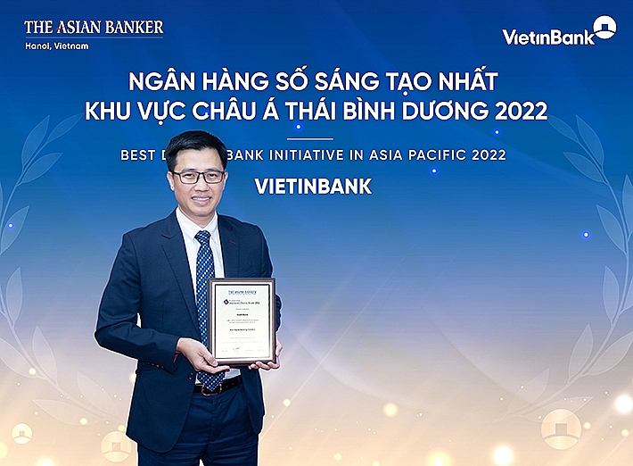 Đại diện VietinBank, ông Trần Hoài Nam - Phó Giám đốc Khối KHDN kiêm Giám đốc Trung tâm Phát triển Giải pháp tài chính khách hàng (PTGPTCKH) nhận giải “Ngân hàng số sáng tạo nhất Châu Á Thái Bình Dương”.