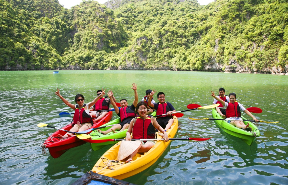 Khám phá Ba Hang bằng thuyền kayak