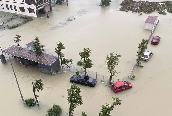 Mưa trắng trời, TP Hà Tĩnh chìm trong ngập lụt lịch sử chưa từng có