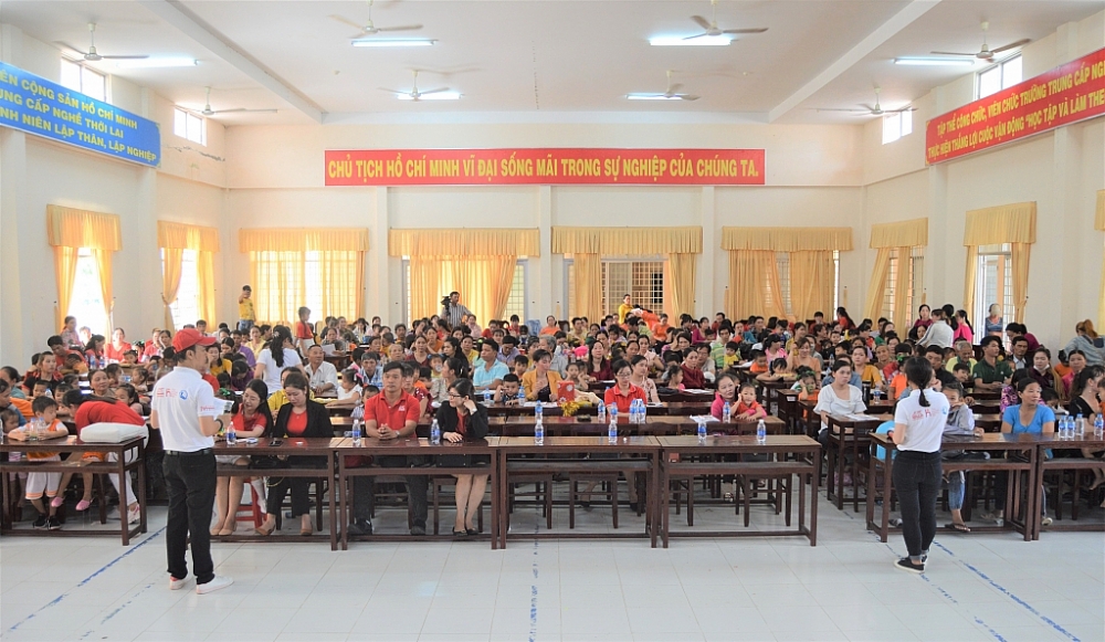 Hàng trăm phụ huynh, cán bộ mầm non và thiếu nhi huyện Thới Lai, Thành phố Cần Thơ tham gia các hoạt động chia sẻ kiến thức nuôi dạy trẻ, gắn kết gia đình thú vị và bổ ích .