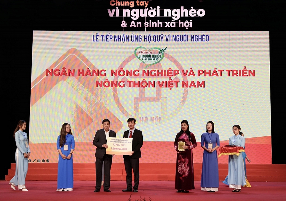 Đồng chí Phạm Đức Tuấn - Phó Tổng giám đốc, Chủ tịch Công đoàn Agribank trao 02 tỷ đồng cho Quỹ “Vì người nghèo”.