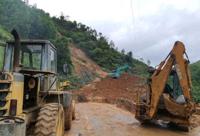 Đường sá ở miền Trung sạt lở, tan nát sau mưa bão