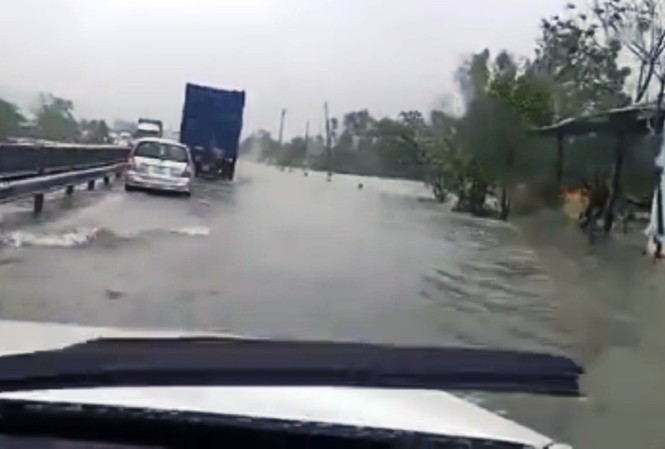 Đoạn Quốc lộ 1 qua xã Lộc Trì, huyện Phú Lộc, tỉnh Thừa Thiên Huế bị ngập. Ảnh: Hue-S