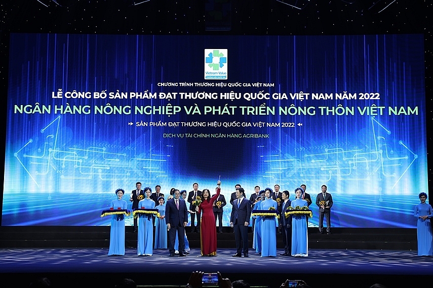 Đại diện Agribank, bà Nguyễn Thị Thảo - Thành viên Hội đồng Thành viên Agribank nhận hoa và biểu trưng của Chương trình.
