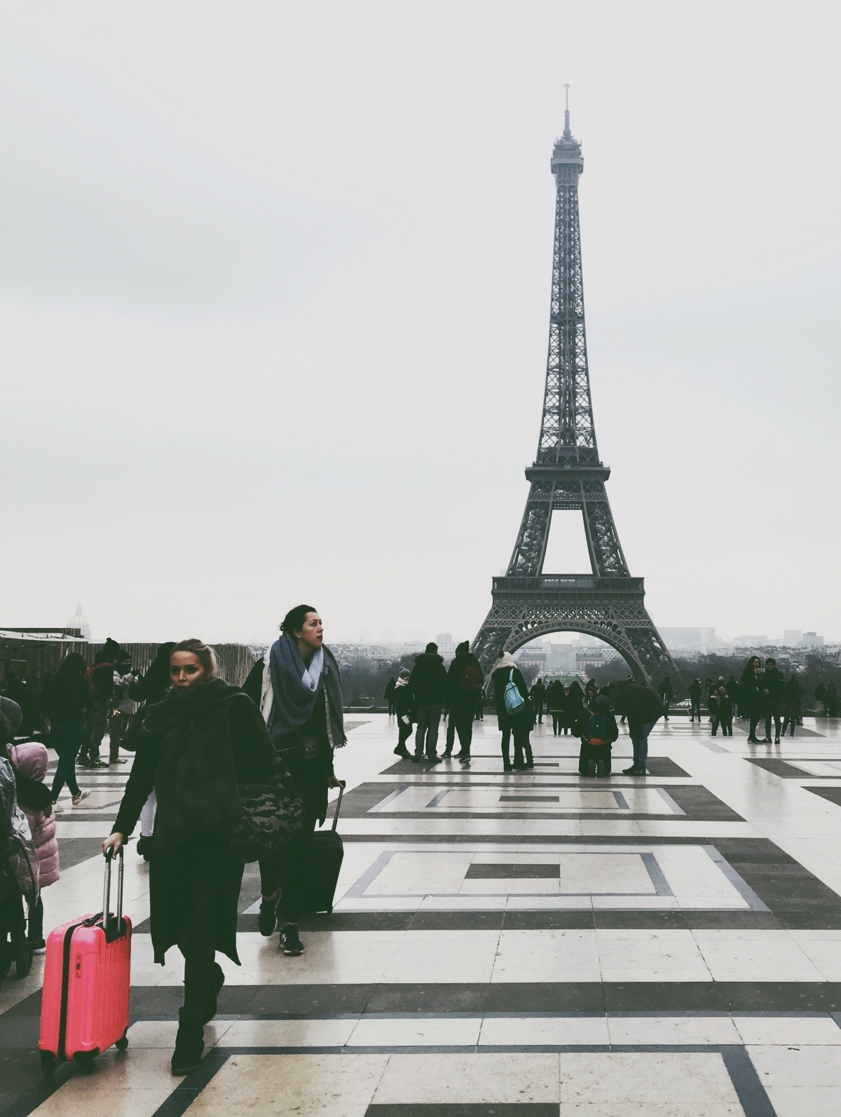Khách du lịch thường xuyên chiếm dụng không gian tại các điểm du lịch nổi tiếng ở Pháp. Nguồn: Pexels