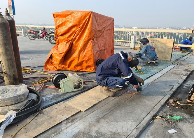 Đổ mẻ bê tông cuối cùng sửa mặt cầu Thăng Long