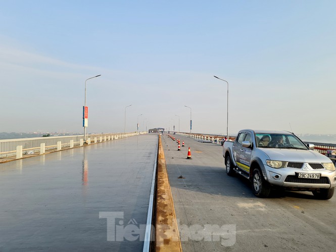 Đổ mẻ bê tông cuối cùng sửa mặt cầu Thăng Long