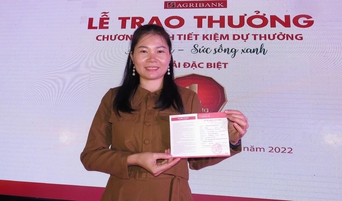 Khách hàng Trương Thị Hương Hoa vui mừng khi nhận giải thưởng là Sổ tiết kiệm trị giá 01 đồng của Agribank.